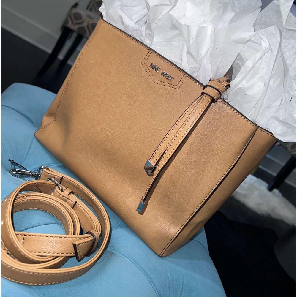 NEW W/ OUT TAGS
NINE WEST BAG
3 Compartments
2 Zippers 
2 Pockets
Shoulder Strap
